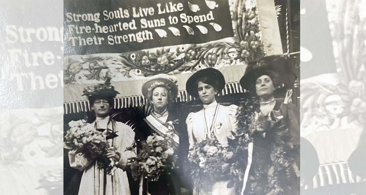 Freilassung der Suffragetten Maud Joachim, Elsie Howey, Vera Wentworth and Florence Haig, September 1908, empfangen mit Blumensträußen und Tapferkeitsmedaillen. Foto Women’s Library London School of Economics, TWL 2004.309 Freilassung der Suffragetten Maud Joachim, Elsie Howey, Vera Wentworth and Florence Haig, September 1908, empfangen mit Blumensträußen und Tapferkeitsmedaillen. Foto Women’s Library London School of Economics, TWL 2004.309