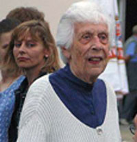 Freya von Moltke bei ihrem letzten Besuch in Krzyzowa, 2004 Â©Foto Stiftung Kreisau für Europäische Verständigung