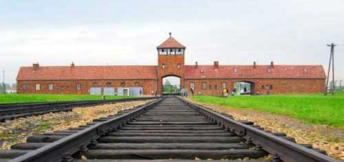 Bahneinfahrt Auschwitz. Foto: C.Puisney. Lizenz: CC BY-SA 3.0, Wikimedia Commons Bahneinfahrt Auschwitz. Foto: C.Puisney. Lizenz: CC BY-SA 3.0, Wikimedia Commons