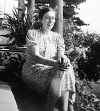 Freya von Moltke auf der Veranda des Berghauses in Kreisau, 1932 ©Foto Familie von Moltke Freya von Moltke auf der Veranda des Berghauses in Kreisau, 1932 © Foto Familie von Moltke