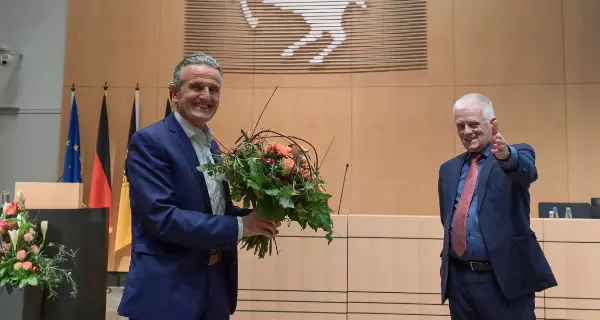 Der neue OB Frank Nopper (links) wird vom amtierenden OB Fritz Kuhn im Rathaus empfangen. Foto: Leif Piechowski/Stadt Stuttgart
