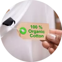 Symbolbild „Kleidung mit Schild '100% Organic Cotton'“. Foto: canva.com Symbolbild „Kleidung mit Schild '100% Organic Cotton'“. Foto: canva.com