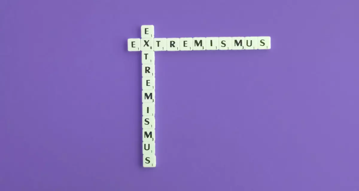 Extremismus mit Scrabble-Buchstaben gelegt. Foto: LpB BW.