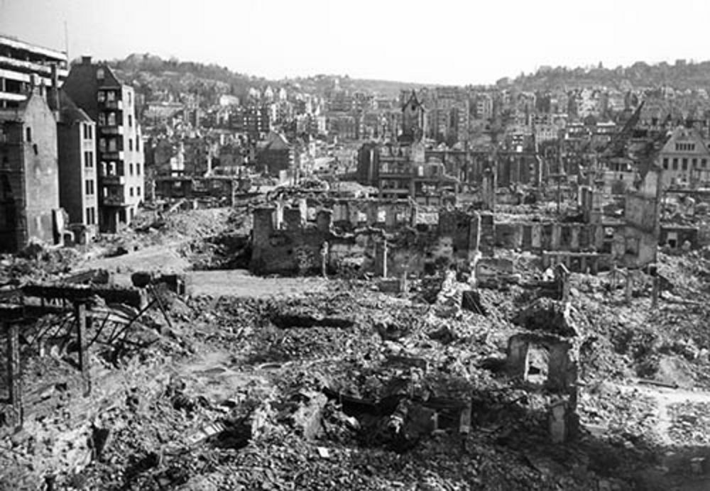 Schild Foto 5 LMZ025323 Stuttgart zerstoert 1946 Das zerstörte Stuttgart im Jahr 1946: Blick vom Rathaus über die Altstadt zur Leonhardskirche. Foto: LMZ Baden-Württemberg