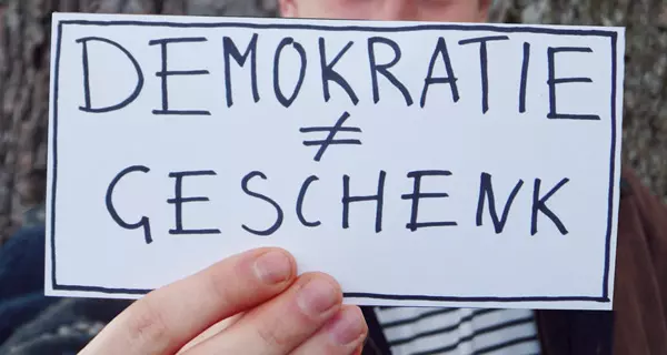 Demokratie Ungleichheitszeichen ( â‰  ) Geschenk. Foto: LpB