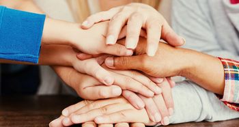 HÃ¤nde Ã¼bereinander. Foto: picture alliance/Zoonar | Robert Kneschke