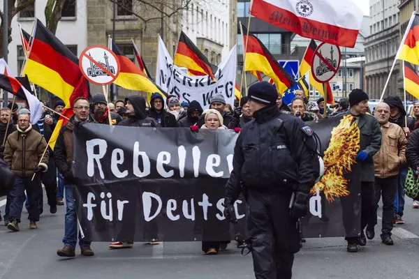 Rechte Demo in KÃ¶ln. Foto: Christoph Hardt/Geisler-Fotopress.Picture Alliance/dpa.