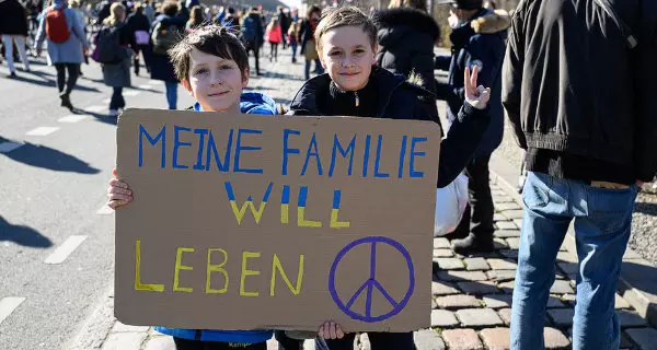 Zwei ukrainische Jungen bei einer friedlichen Demonstration: Meine Familie will leben | flickr | Stefan MÃ¼ller | CC BY 2.0