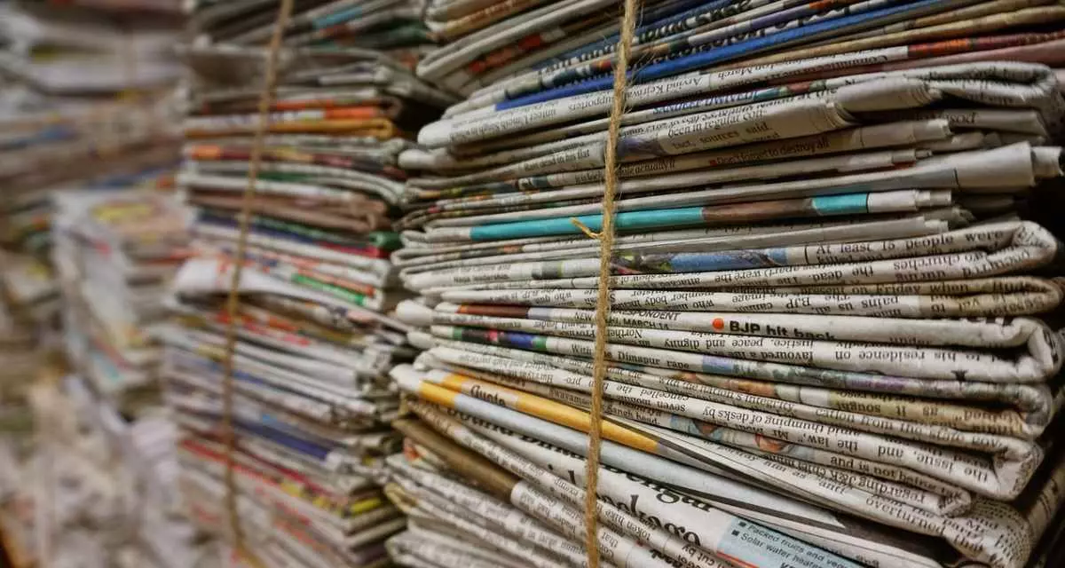 GebÃ¼ndelte Zeitungen.