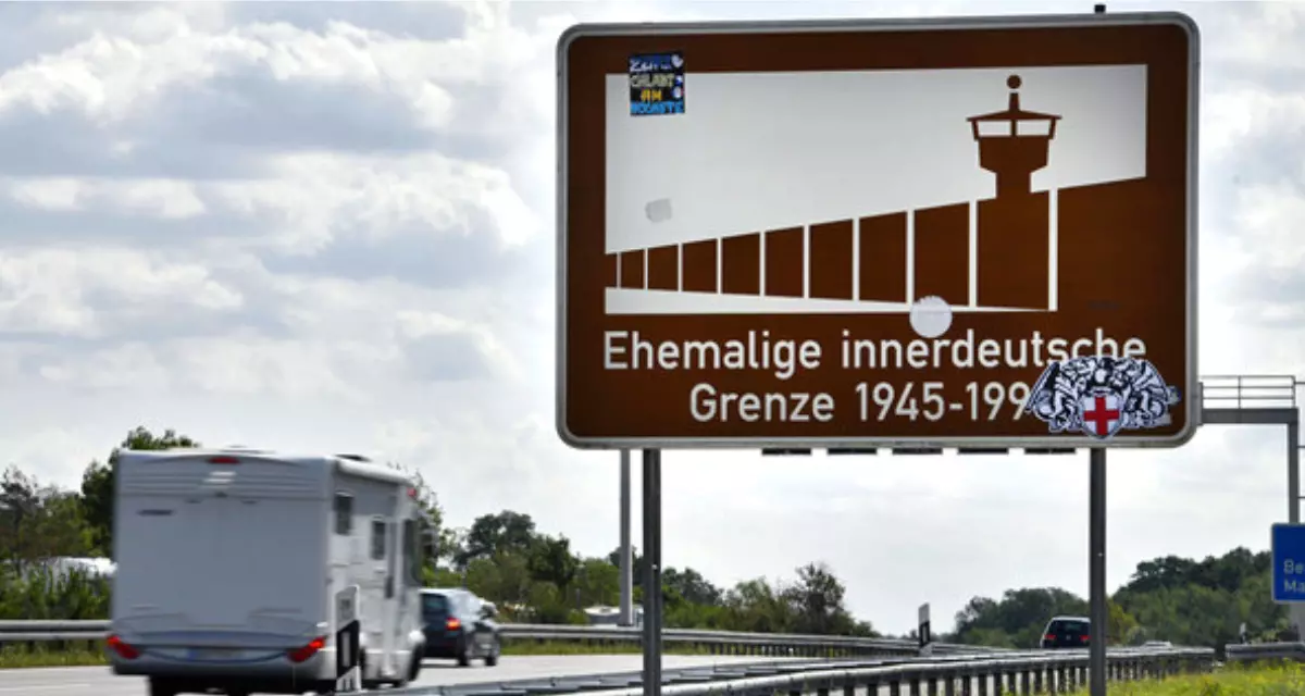 Hinweisschild in Sachsen-Anhalt fÃ¼r die GedenkstÃ¤tte Deutsche Teilung Marienborn. Foto: picture alliance / Frank May. 