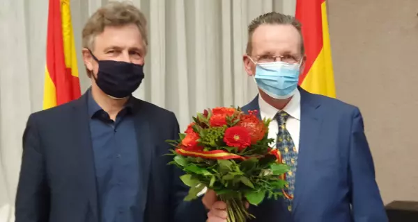 Nach dem deutlichen Erfolg bei der OB-Wahl geht Dr. Frank Mentrup gestÃ¤rkt in seine zweite Amtszeit. Gemeindewahlleiter Dr. Albert KÃ¤uflein (rechts) gratuliert dem Gewinner zum Wahlsieg. Foto: FrÃ¤nkle/Stadt Karlsruhe