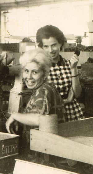 Vor allem in der Textil- und Bekleidungsindustrie waren „Gastarbeiterinnen“ beliebt. Sie galten sie als besonders fleißig und geschickt. Das Foto zeigt die Portugiesin Elisa Beatrice Soi (hinten) mit einer spanischen Kollegin, aufgenommen b Vor allem in der Textil- und Bekleidungsindustrie waren „Gastarbeiterinnen“ beliebt. Sie galten sie als besonders fleißig und geschickt. Das Foto zeigt die Portugiesin Elisa Beatrice Soi (hinten) mit einer spanischen Kollegin, aufgenommen bei Salamander in Kornwestheim. © privat