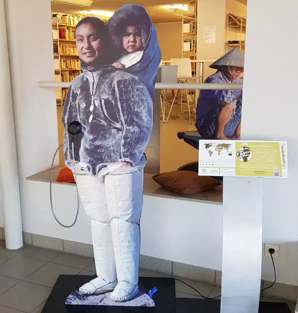 Frau der Inuit mit Baby aus GrÃ¶nland. Foto: LpB BW