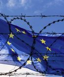 EU Flag and fence with barbed Wire. Foto: Â© Savvapanf Photo, Adobe Stock, 205271093