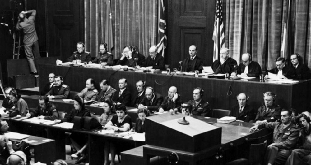 Das Tribunal wÃ¤hrend der UrteilsverkÃ¼ndung. Von links: Alexander F. Wolchkow und Iola T. Nikitschenko (UdSSR), Norman Birkett und der Vorsitzende des IMT, Geoffrey Lawrence (GroÃŸbritannien), Francis Biddle und John J. Parker (USA) sowie Henri Donnedieu de Vabres und Robert Falco (Frankreich). Foto: Museen NÃ¼rnberg / National Archives, College Park, MD, USA.