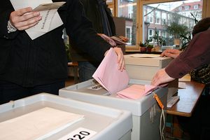 Wählerin bei der Stimmabgabe. Foto: Wikimedia | Bayernnachrichten.de/Alexander Hauk Wählerin bei der Stimmabgabe.