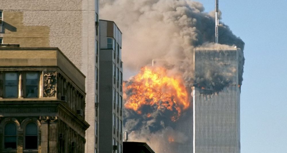 11. September 2001: World Trade Center in Flammen. Foto: TheMachineStops (Robert J. Fisch), wikimedia CC BY-SA 2.0 11. September 2001: World Trade Center in Flammen. Foto: TheMachineStops (Robert J. Fisch), wikimedia CC BY-SA 2.0