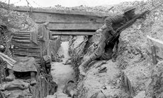  Erster Weltkrieg: Ein von britischen Soldaten des Cheshire Regiments besetzter deutscher SchÃ¼tzengraben in der NÃ¤he der Albert-Bapaume-StraÃŸe bei Ovillers-la-Boisselle, Juli 1916 wÃ¤hrend der Schlacht an der Somme. Foto: gemeinfrei
