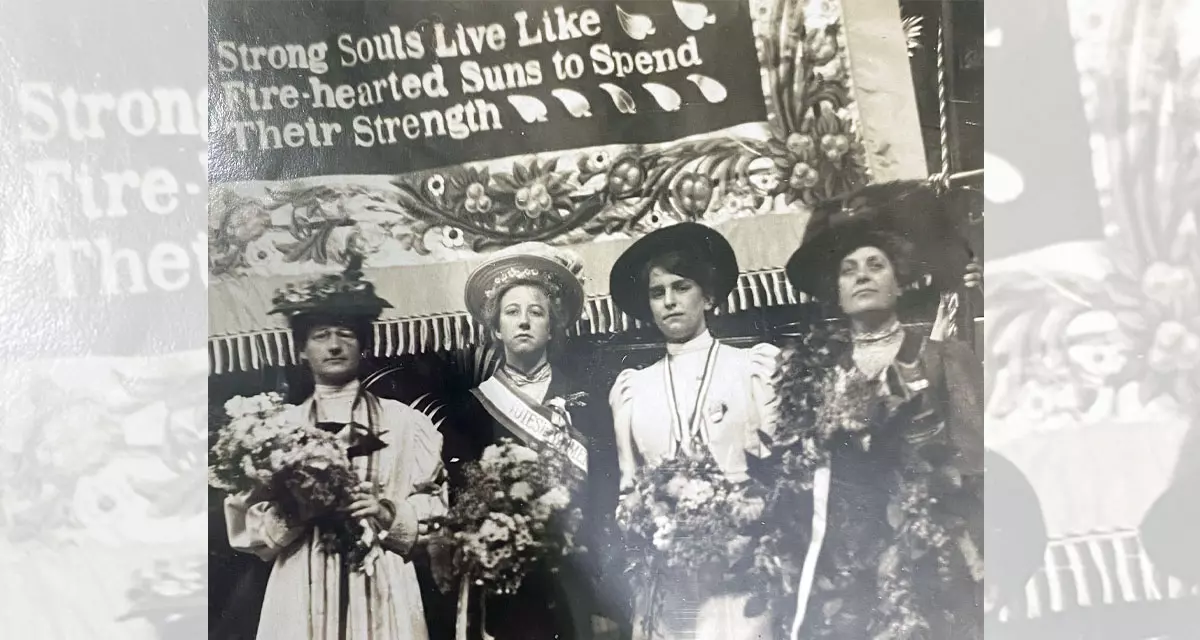 Freilassung der Suffragetten Maud Joachim, Elsie Howey, Vera Wentworth and Florence Haig, September 1908, empfangen mit BlumenstrÃ¤uÃŸen und Tapferkeitsmedaillen. Foto Womenâ€™s Library London School of Economics, TWL 2004.309