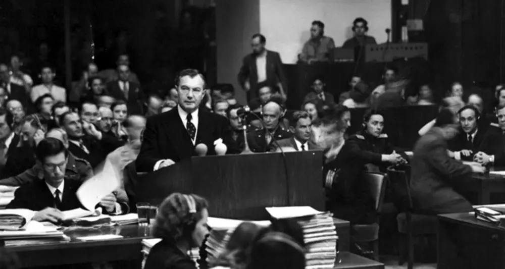 Robert H. Jackson, amerikanischer Hauptanklagevertreter, spricht vor Gericht in NÃ¼rnberg, 1946. Foto: Museen NÃ¼rnberg / National Archives, College Park, MD, USA.