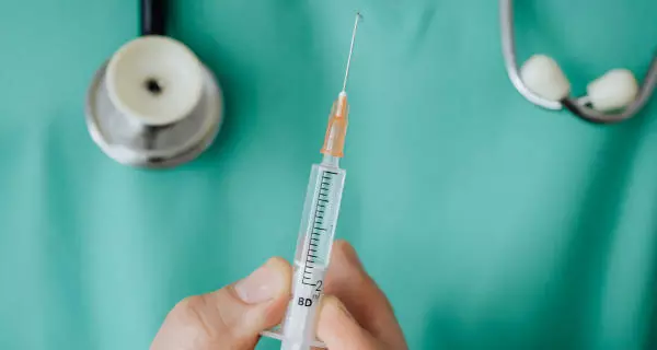 Arzt mit Spritze. Foto: Karolina Grabowska, pexels.com, 4047186