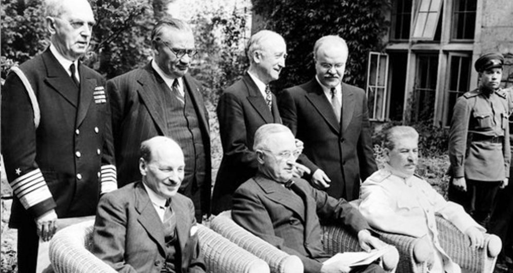 Konferenz von Potsdam, sitzend von links: Clement Attlee (Großbritannien), Harry Truman (USA), Josef Stalin (UdSSR). Stehend als dritter von links: US-Außenminister James F. Byrnes. Foto: picture alliance/dpa Nr. 45248122 Konferenz von Potsdam, sitzend von links: Clement Attlee (Großbritannien), Harry Truman (USA), Josef Stalin (UdSSR). Stehend als dritter von links: US-Außenminister James F. Byrnes. Foto: picture alliance/dpa Nr. 45248122