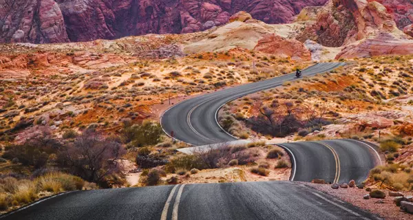 Kurvige StraÃŸe. Foto: Photo by Jannes Glas on Unsplash.com.