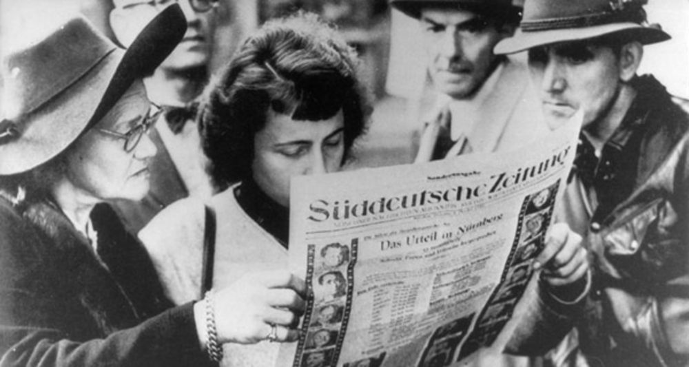 Interessierte Zeitungsleser nach der UrteilsverkÃ¼ndung der NÃ¼rnberger Prozesse. Foto: Bundesarchiv, Bild 146-1990-032-29A / Unknown / CC-BY-SA 3.0.