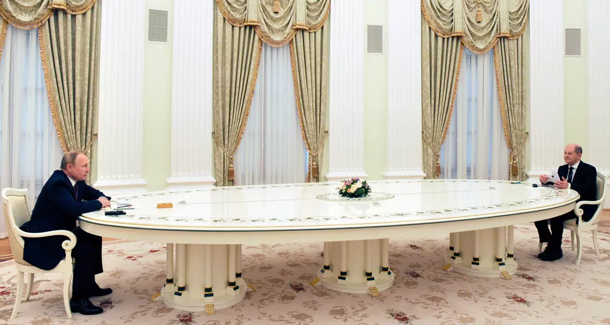 Der russische PrÃ¤sident Wladimir Putin (links) und Bundeskanzler Olaf Scholz bei ihren GesprÃ¤chen im Kreml in Moskau, Februar 2022. Foto: picture alliance, Associated  Press | Mikhail Klimentyev