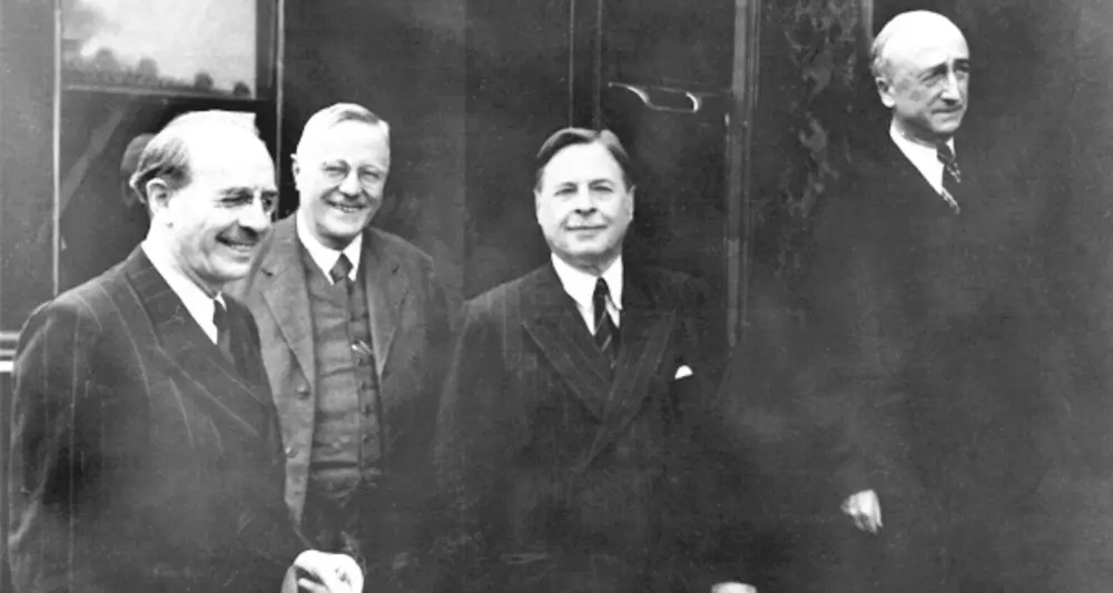 Ankunft am Stuttgarter Hauptbahnhof: Die drei MinisterprÃ¤sidenten der US-amerikanischen Besatzungszone Wilhelm Hoegner (Bayern), Reinhold Maier (WÃ¼rttemberg-Baden) und Karl Geiler (GroÃŸ-Hessen, v. l. n. r.) empfangen US-AuÃŸenminister James F. Byrnes. Foto: picture alliance/dpa Nr. 2464794