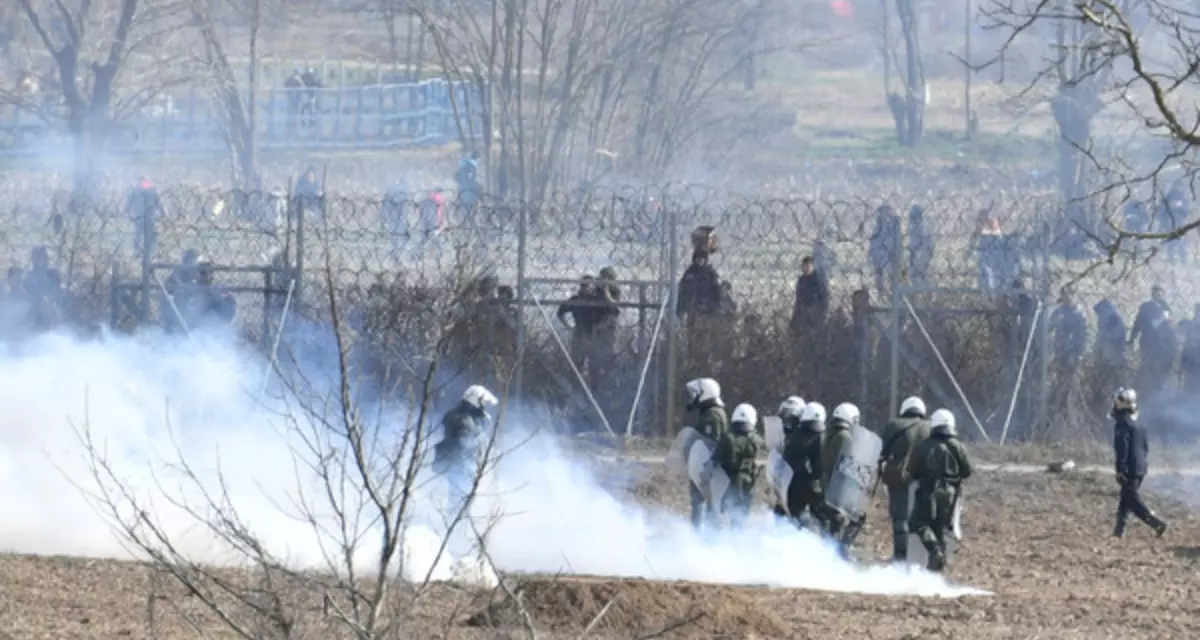 Griechische Polizisten hindern Migrant*innen am GrenzÃ¼bertritt. 07.03.2020, nahe des GrenzÃ¼bergangs Kastanies, Evros, Griechenland. Foto: picture alliance/Mikhail Voskresenskiy/Sputnik/dpa