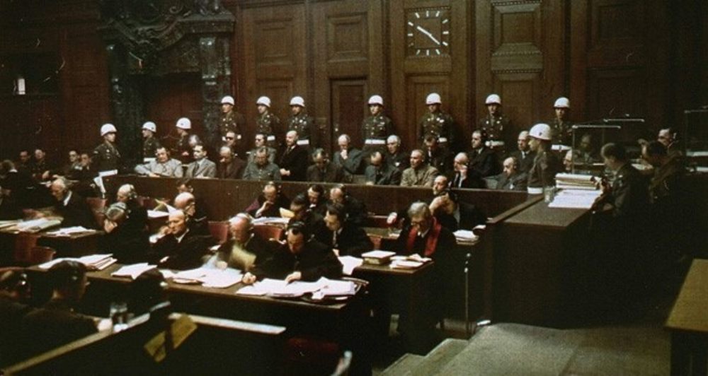 Die Angeklagten und ihre AnwÃ¤lte beim Internationalen MilitÃ¤rgerichtsprozess gegen Kriegsverbrecher in NÃ¼rnberg. Foto: United States Holocaust Memorial Museum, courtesy of National Archives and Records Administration; public domain.