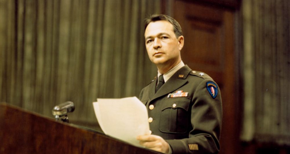 Telford Taylor klagte ab Oktober 1946 als HauptanklÃ¤ger vor dem amerikanischen MilitÃ¤rgerichtshof in NÃ¼rnberg zahlreiche weitere NS-Kriegsverbrecher in den zwÃ¶lf Nachfolgeprozessen an. Bildnachweis: Stadtarchiv NÃ¼rnberg, Foto: Ray D'Addario (1946). (StadtAN A 65/II Nr. RA-218-D)