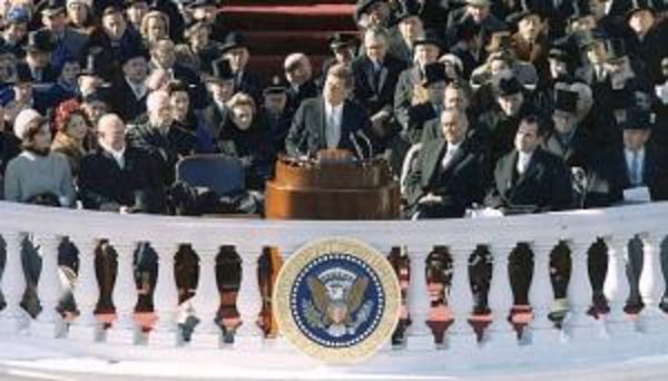 Antrittsrede von John F. Kennedy im Rahmen seiner Vereidigung als US-Präsident am 20. Januar 1961. Foto: U.S. Army Signal Corps / public domain Antrittsrede von John F. Kennedy im Rahmen seiner Vereidigung als US-Präsident am 20. Januar 1961. Foto: U.S. Army Signal Corps / public domain