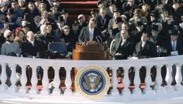 Antrittsrede von John F. Kennedy im Rahmen seiner Vereidigung als US-PrÃ¤sident am 20. Januar 1961. Foto: U.S. Army Signal Corps / public domain
