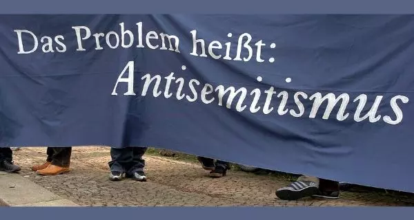 Flagge mit der Aufschrift: "Das Problem heiÃŸt Antisemitismus". Foto: picture-alliance / ZB | Peter Endig