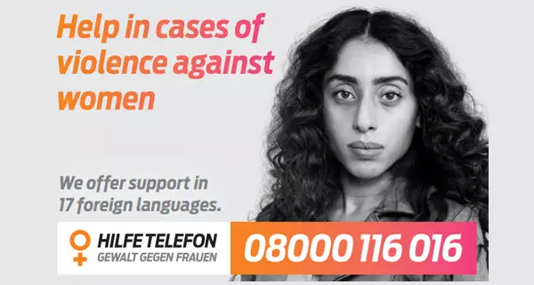 Titelbild des mehrsprachigen Flyers Hilfetelefon Gewalt gegen Frauen. Â© Bundesministerium fÃ¼r Familie, Senioren, Frauen und Jugend