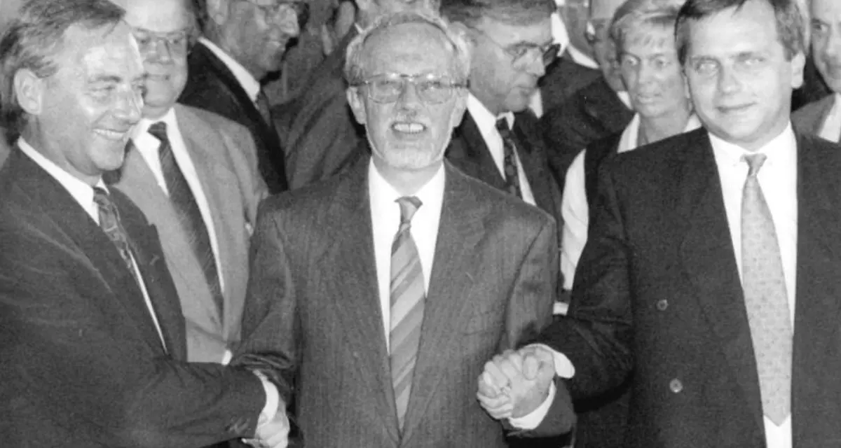 HÃ¤ndedruck der VerhandlungsfÃ¼hrer  GÃ¼nther Krause (StaatssekretÃ¤r DDR), Lothar de MaiziÃ¨re  (MinisterprÃ¤sident DDR), Wolfgang SchÃ¤uble (Bundesinnenminister, BRD). Foto: Bundesarchiv, Bild 183-1990-0831-031 / Settnik, Bernd / CC-BY-SA 3.0