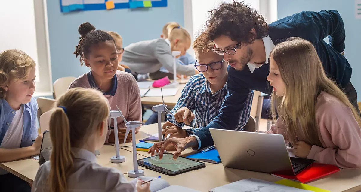 Unterricht zu Windkraft. Foto: Adobe Stock | Gorodenkoff