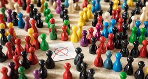 Wahl. Spielfiguren um Wahlkreuz. Foto: Adobe Stock | Ingo Bartussek Wahl. Spielfiguren um Wahlkreuz. Foto: Adobe Stock | Ingo Bartussek