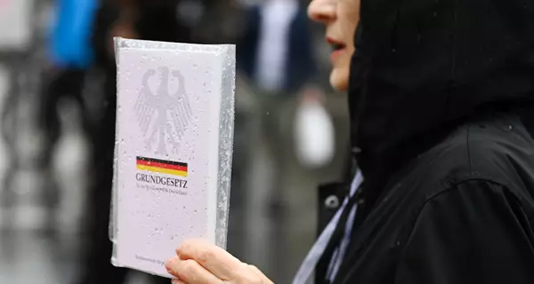 zum Dosssier "Grundgesetz und Corona" (Foto: picture alliance, Arne Dedert, dpa, 132278573)