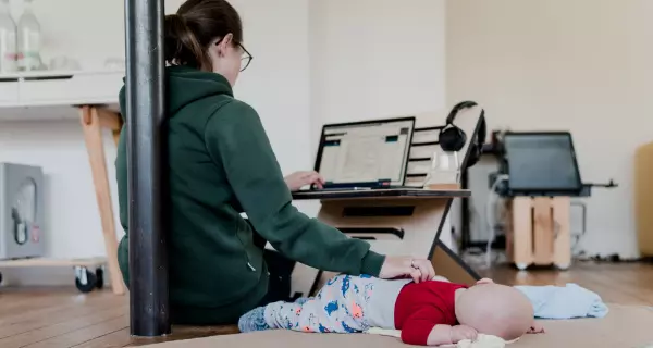 Es waren zum groÃŸen Teil MÃ¼tter, die wÃ¤hrend der Schul- und Kita-SchlieÃŸungen im ersten Lockdown 2020 die Betreuung von Kindern Ã¼bernahmen und sich in einer doppelten Verantwortung sahen. Foto: unsplash.com/standsome-worklifestyle