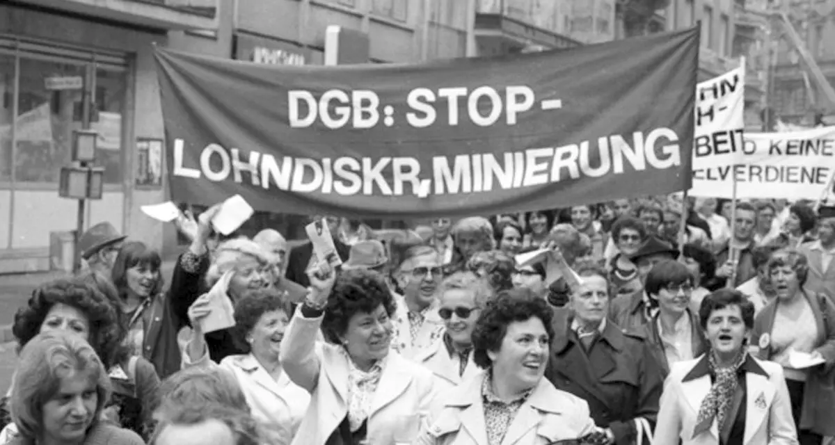 Demonstration im Jahr 1978 in Mainz gegen Lohndiskriminierung, Arbeitslosigkeit und fÃ¼r Lohngleichheit. Foto: picture alliance / Klaus Rose.