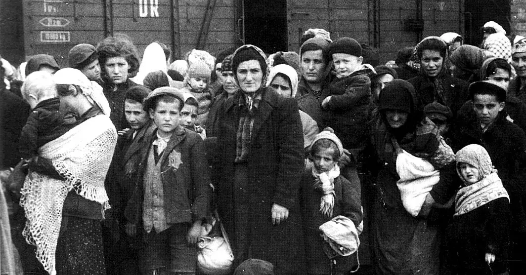 KZ Auschwitz, Ankunft ungarischer Juden, 1944. Foto: Wikimedia Commons / Bundesarchiv, Bild 183-N0827-318; CC-BY-SA 3.0.