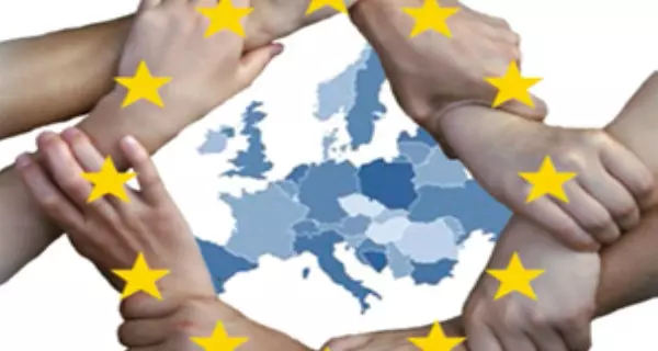 Kartenumriss Europas mit HÃ¤nden. Foto: Caritas NRW