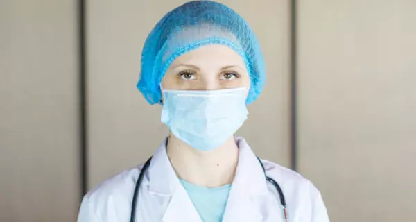 Ã„rztin mit Maske Â© Unsplash.com | Bermix Studio