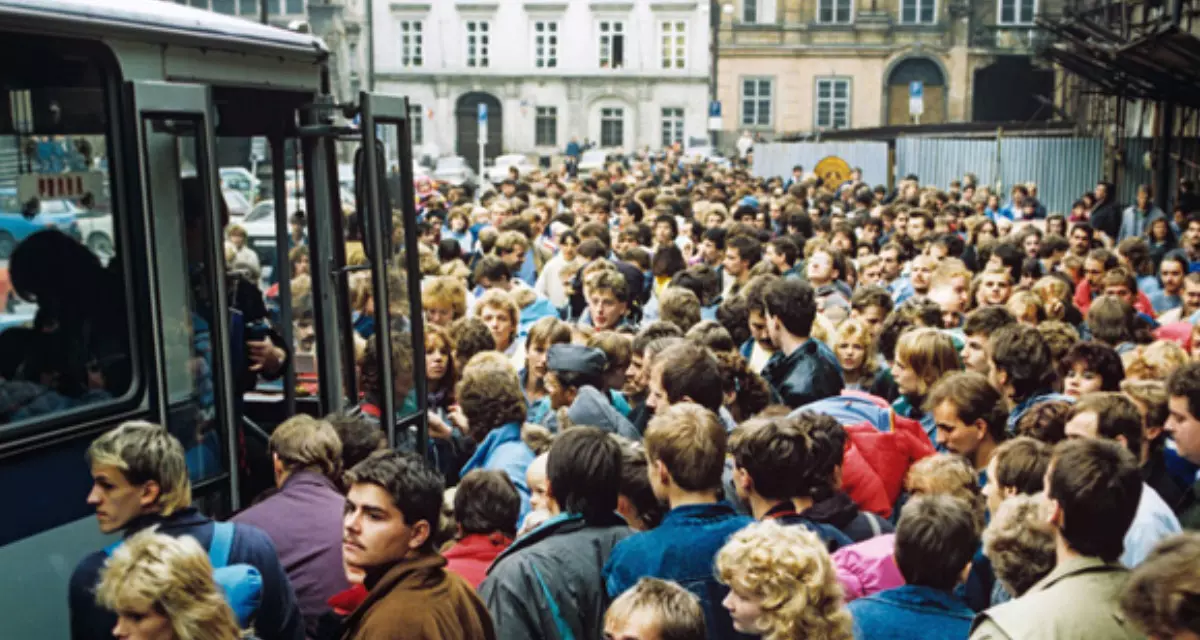 Tausende DDR-BÃ¼rger erreichten mit der Flucht auf das GelÃ¤nde der Botschaft ihre Ausreise in die Bundesrepublik. Foto: picture alliance / AFP