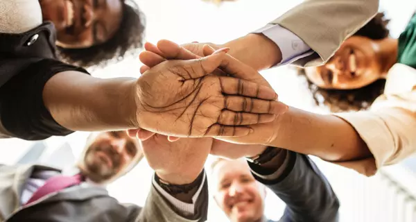 HÃ¤nde zusammen. Quelle: Photo by rawpixel on Unsplash.com.