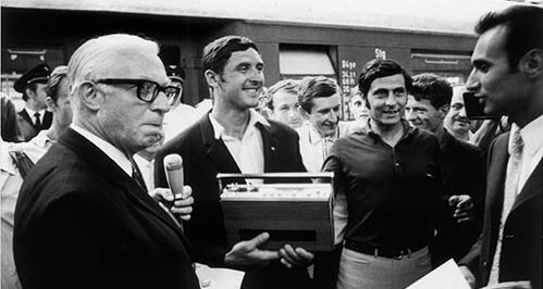 5. August 1970: Der 500 000ste â€žGastarbeiterâ€œ kommt nach Baden-WÃ¼rttemberg. Am Stuttgarter Hauptbahnhof wird er von einem Komitee empfangen. Als BegrÃ¼ÃŸungsgeschenk erhÃ¤lt er vom PrÃ¤sidenten des Landesarbeitsamtes ein Transistorradio. Foto: Frank Eppler