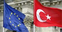 Flaggen der Eu und der Türkei. Foto: Lokum. Lizenz: CC BY-SA 3.0 Flaggen der Eu und der Türkei. Foto: Lokum. Lizenz: CC BY-SA 3.0